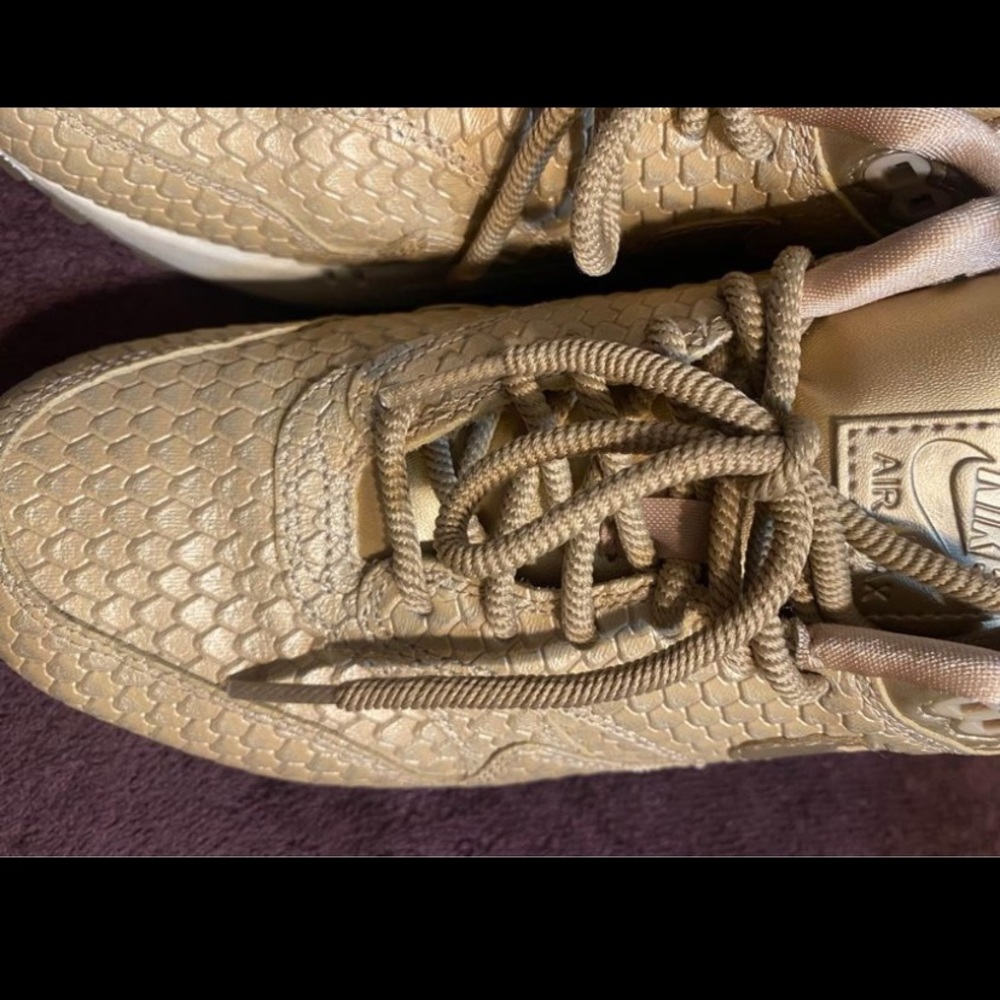 Gold/beige Nike gym shoe 8